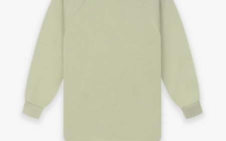 Unisex Essentials Hoodie – Timeless Look for All Seasons